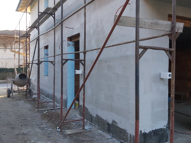 A falra kerülő grafitos EPS hőszigetelés beépítése elött javasolt a téglafal vakolása
